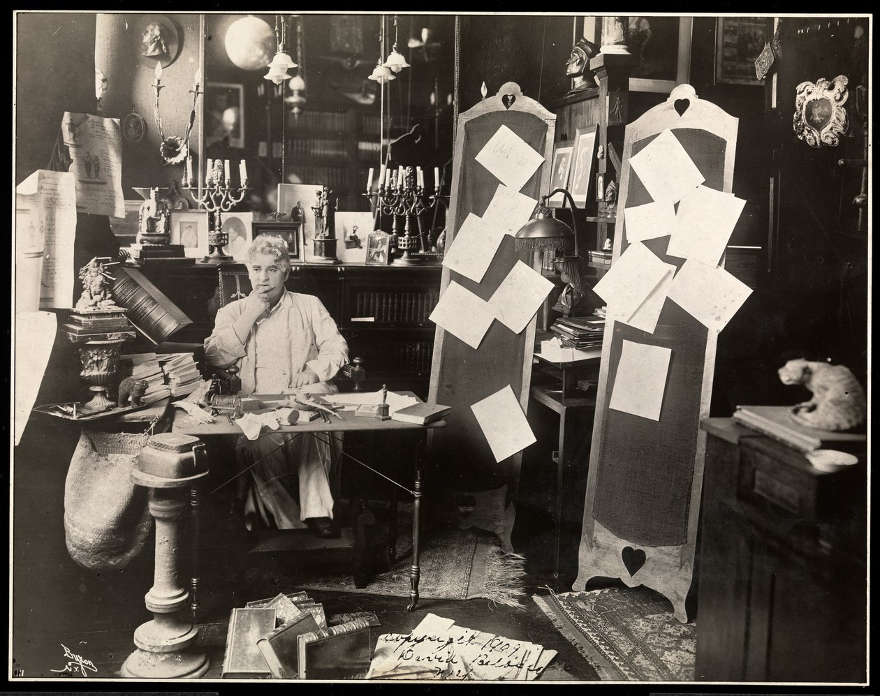 David Belasco dans son étude à New York, après 1909 - Byron Company