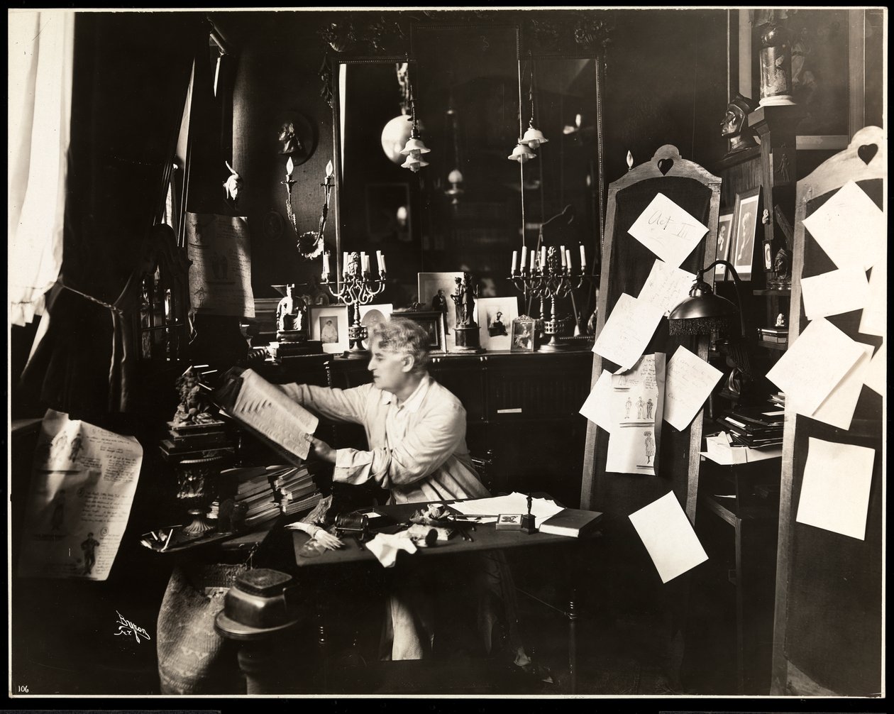 David Belasco dans son étude, feuilletant un dictionnaire, 1909 - Byron Company