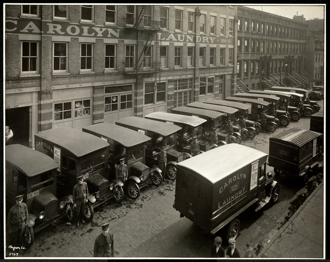 Camions de livraison garés devant la blanchisserie Carolyn au 111 East 128th Street, East Harlem, New York, 1929 - Byron Company