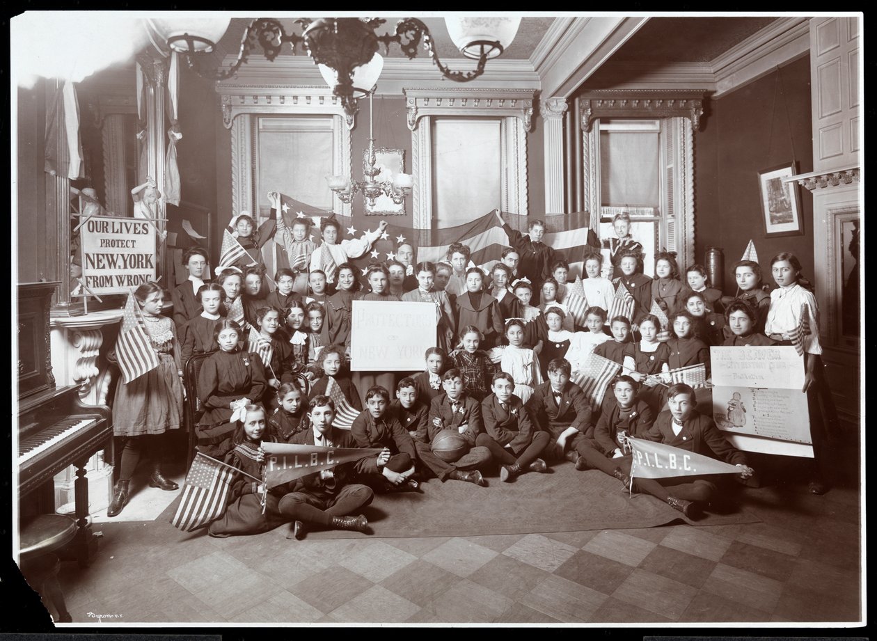 Groupe de jeunes hommes et femmes posant à l