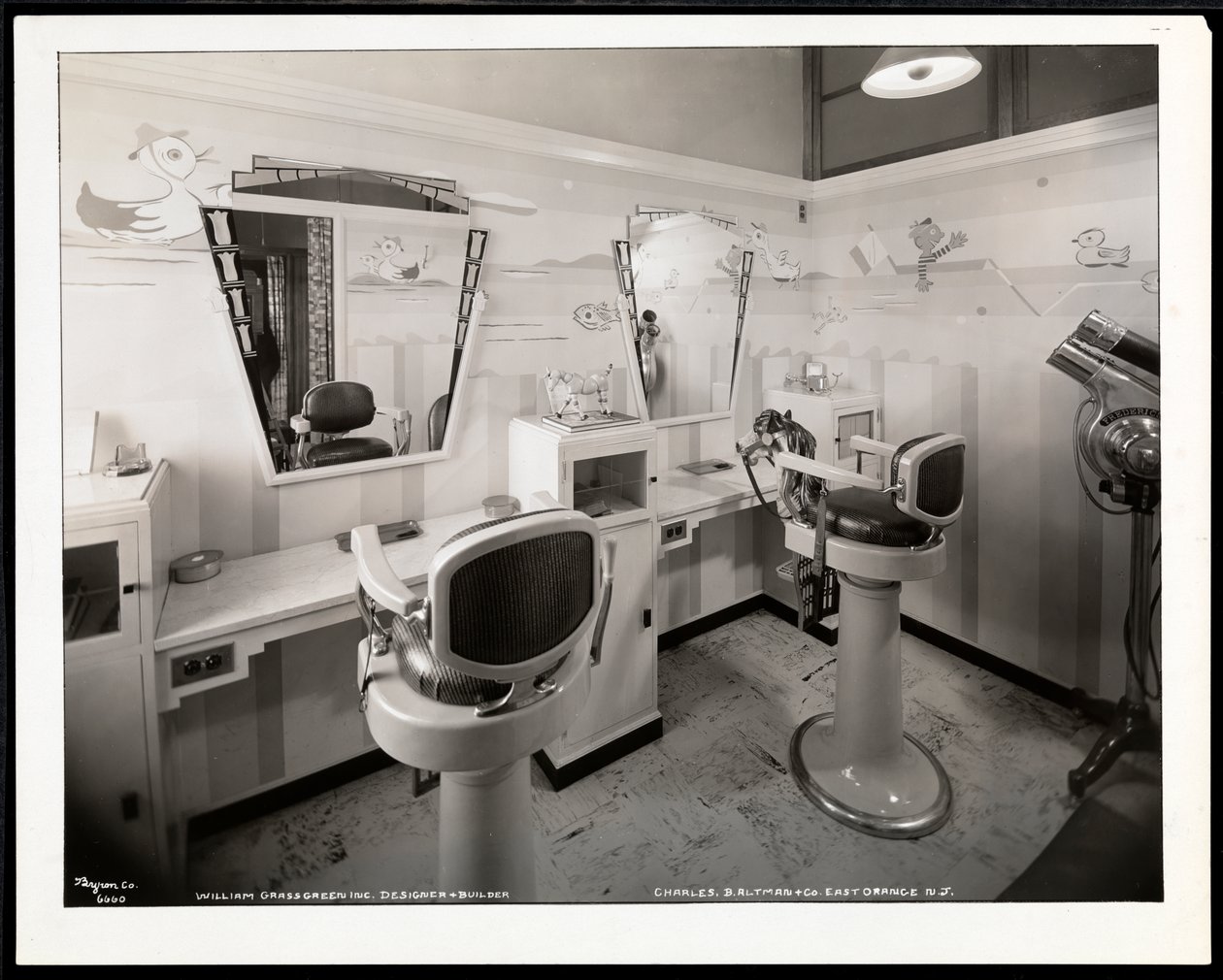 Vue intérieure de la salle de coiffure pour enfants chez Charles of the Ritz, salon de beauté à B. Altman et Co., New Jersey, 1932 - Byron Company