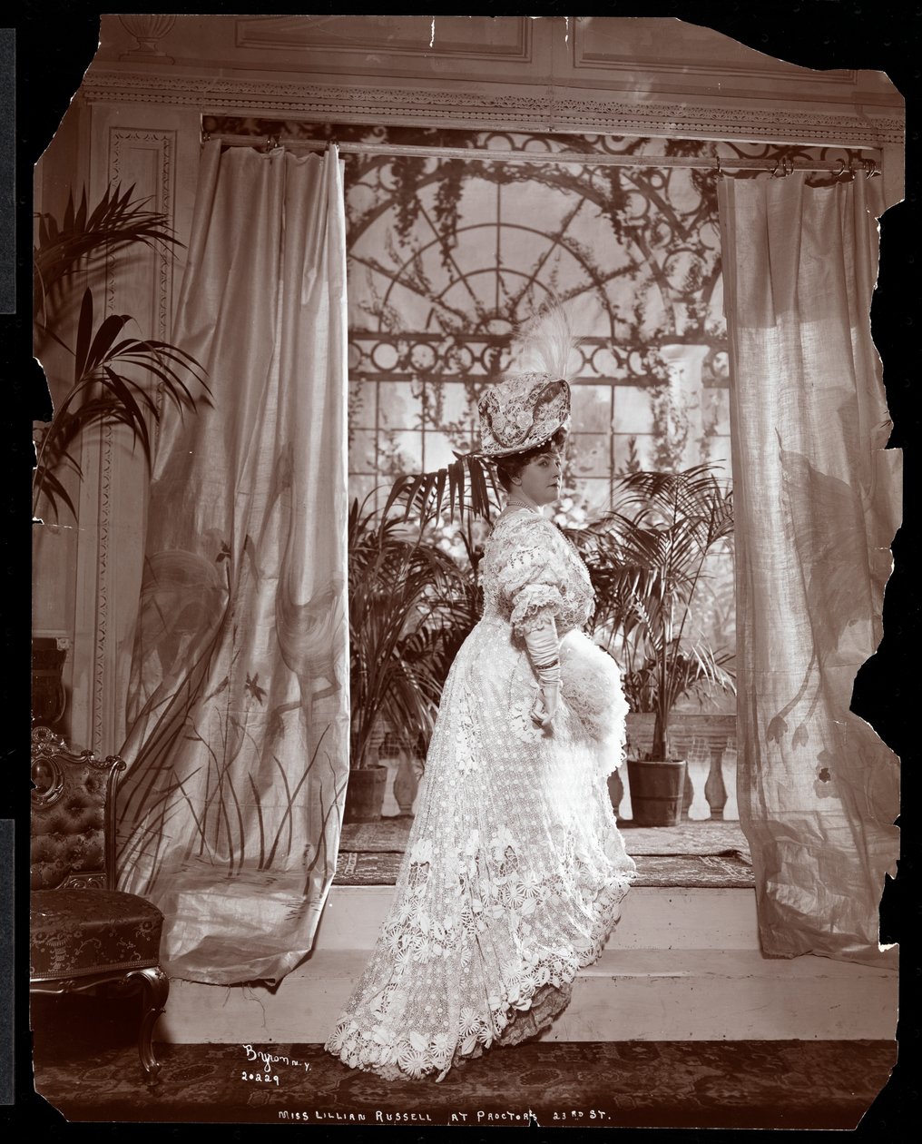 Lillian Russell en costume sur le plateau d