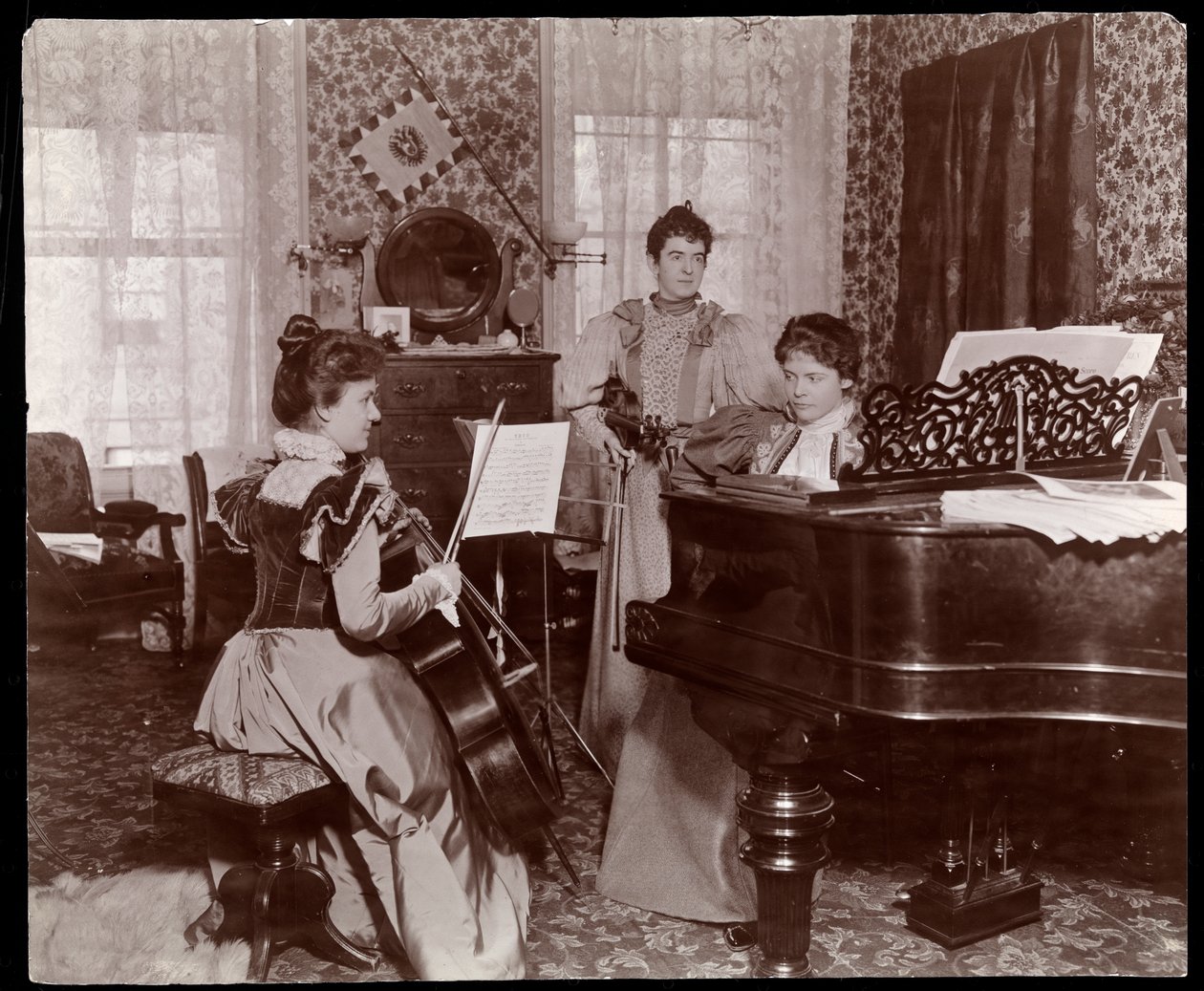 Maud Powell et deux accompagnateurs, vers 1896 - Byron Company