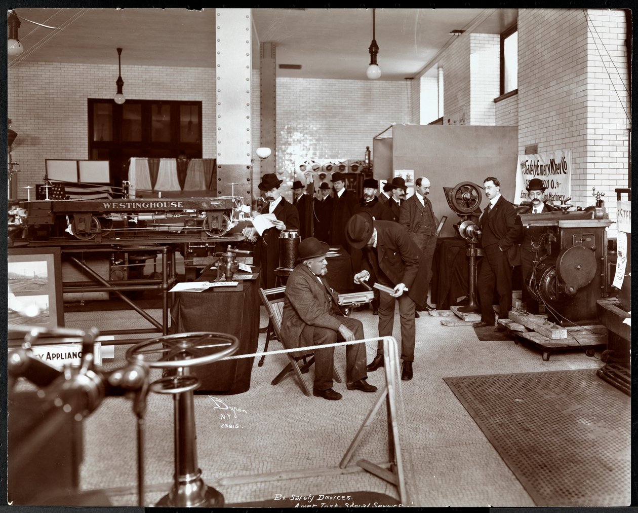Hommes à une exposition de dispositifs de sécurité à l