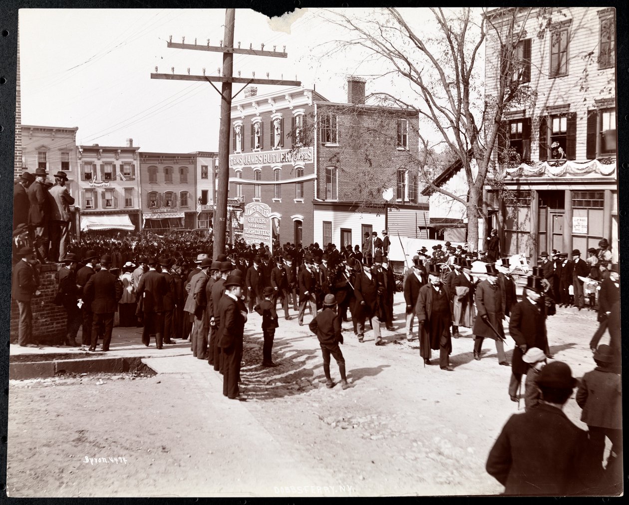 Parade militaire avec des hommes en uniforme et chapeaux haut-de-forme à Dobbs Ferry, New York, 1898 - Byron Company