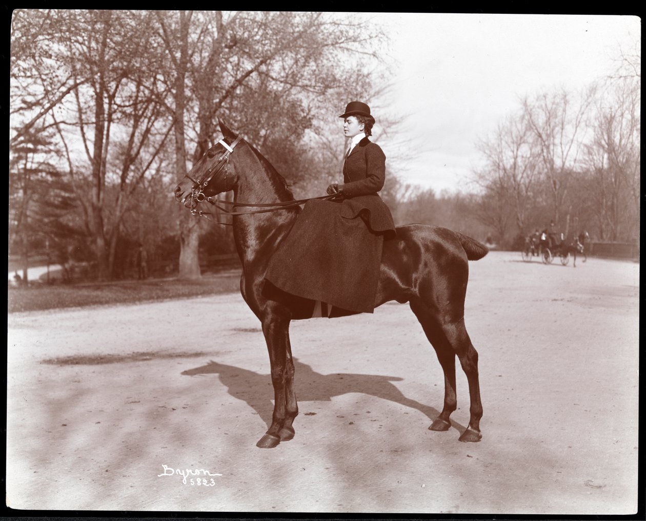 Portrait de Mlle Beach posée sur un cheval sur le sentier de bridle à Central Park, 1898 - Byron Company