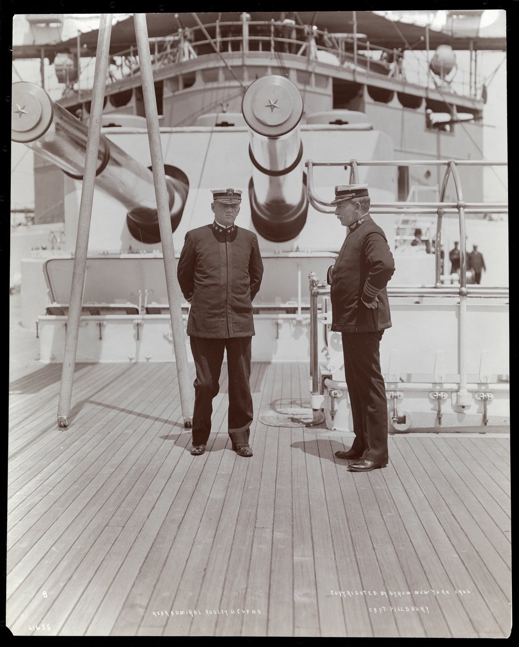 Le contre-amiral Robley Dunglison Evans et le capitaine John Elliott Pillsbury sur le pont de l