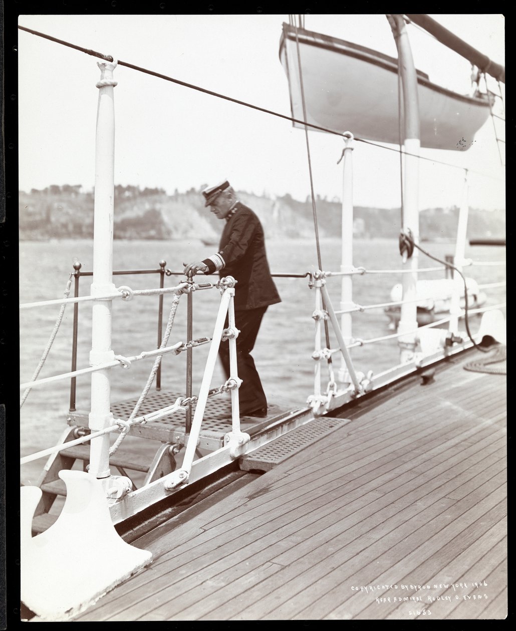Contre-amiral Robley Dunglison Evans sur le pont de l