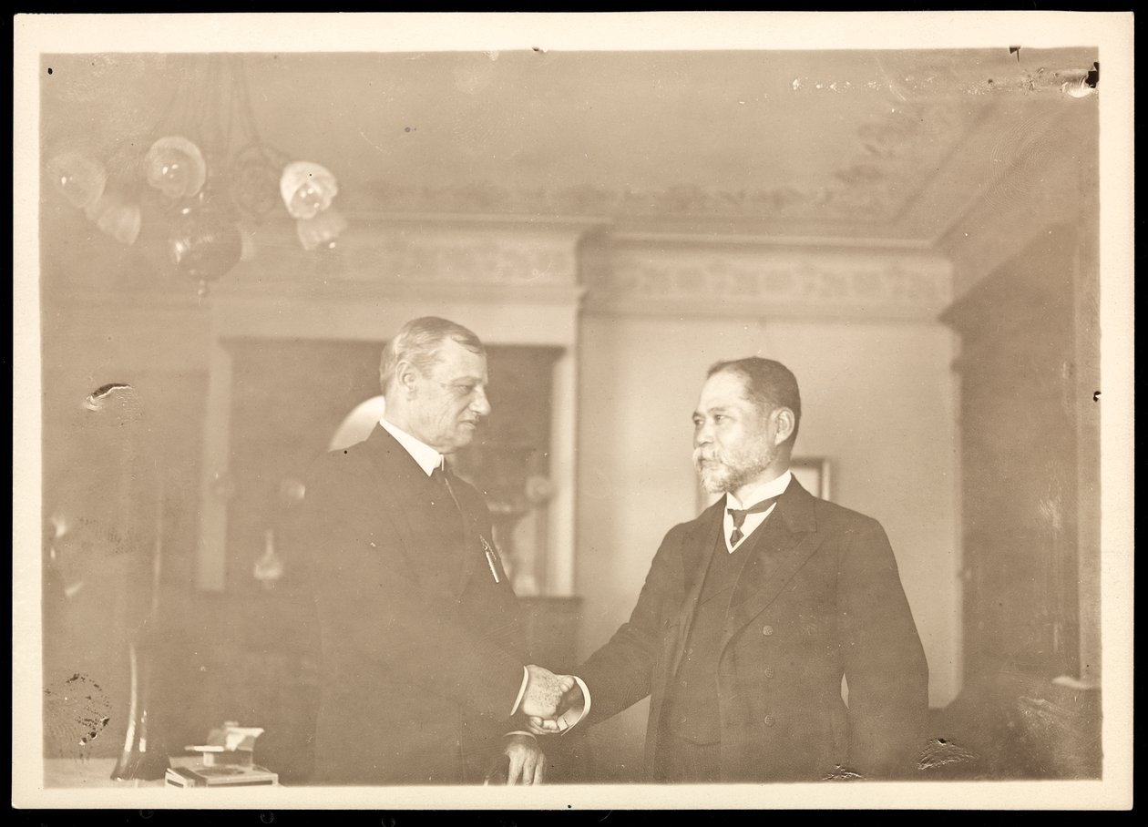 Le contre-amiral Robley Dunglison Evans serrant la main d