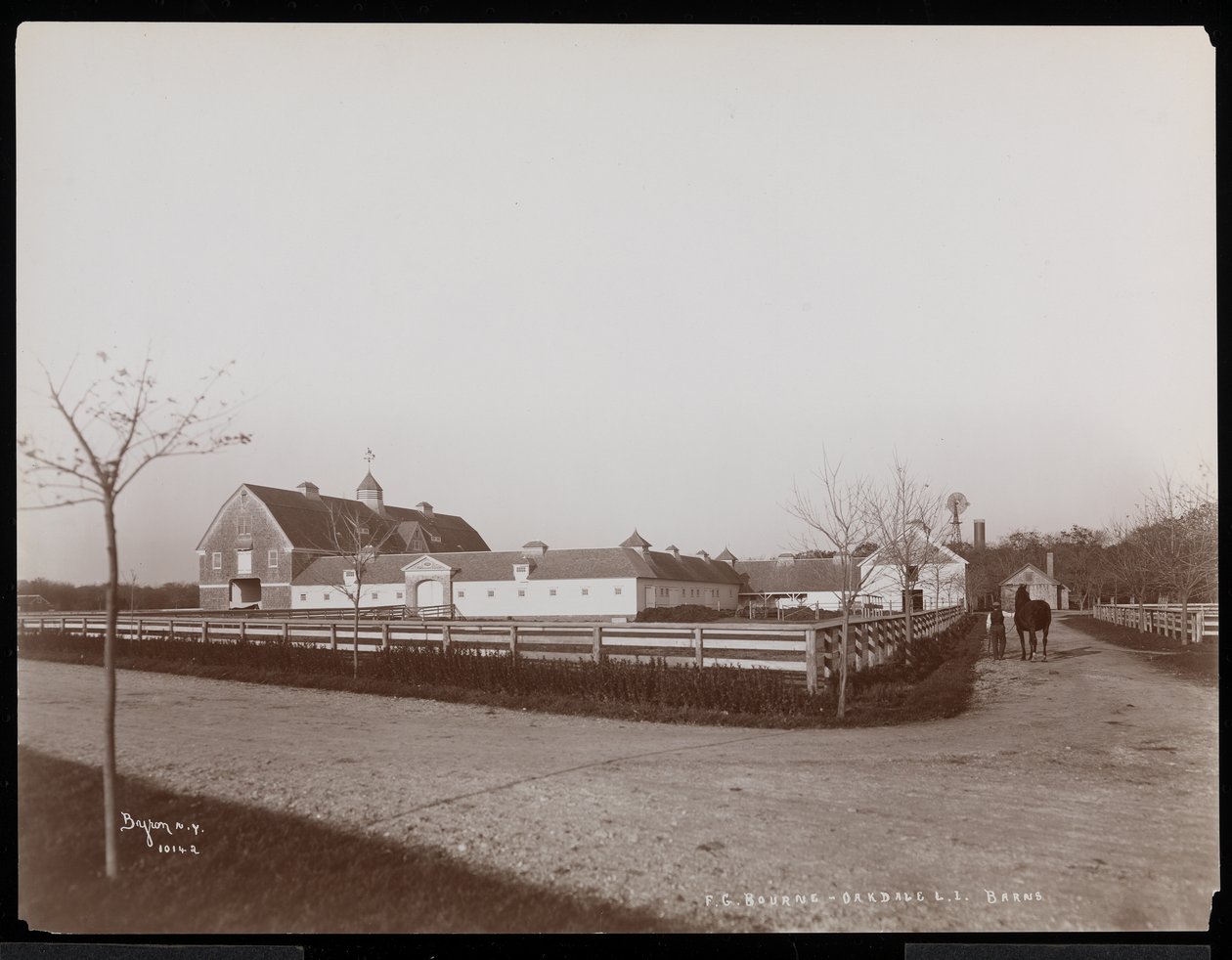 Les granges du domaine de F.G. Bourne à Oakdale, Long Island, New York, 1900 - Byron Company