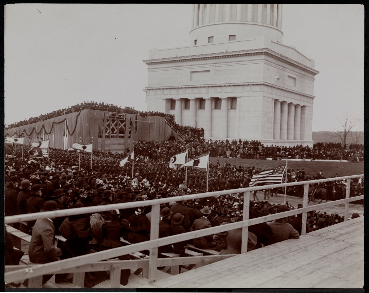 La tombe, les blanchisseurs et la foule lors de la dédicace de la tombe de Grant sur Riverside Drive, probablement le 27 avril 1897, New York - Byron Company