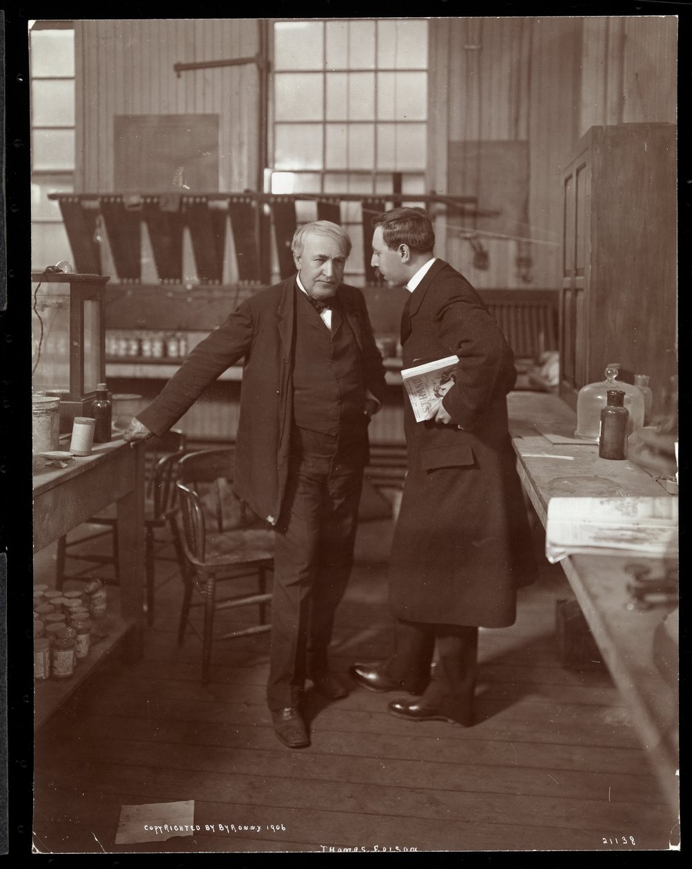 Thomas Edison et un intervieweur dans son laboratoire, 1906 - Byron Company