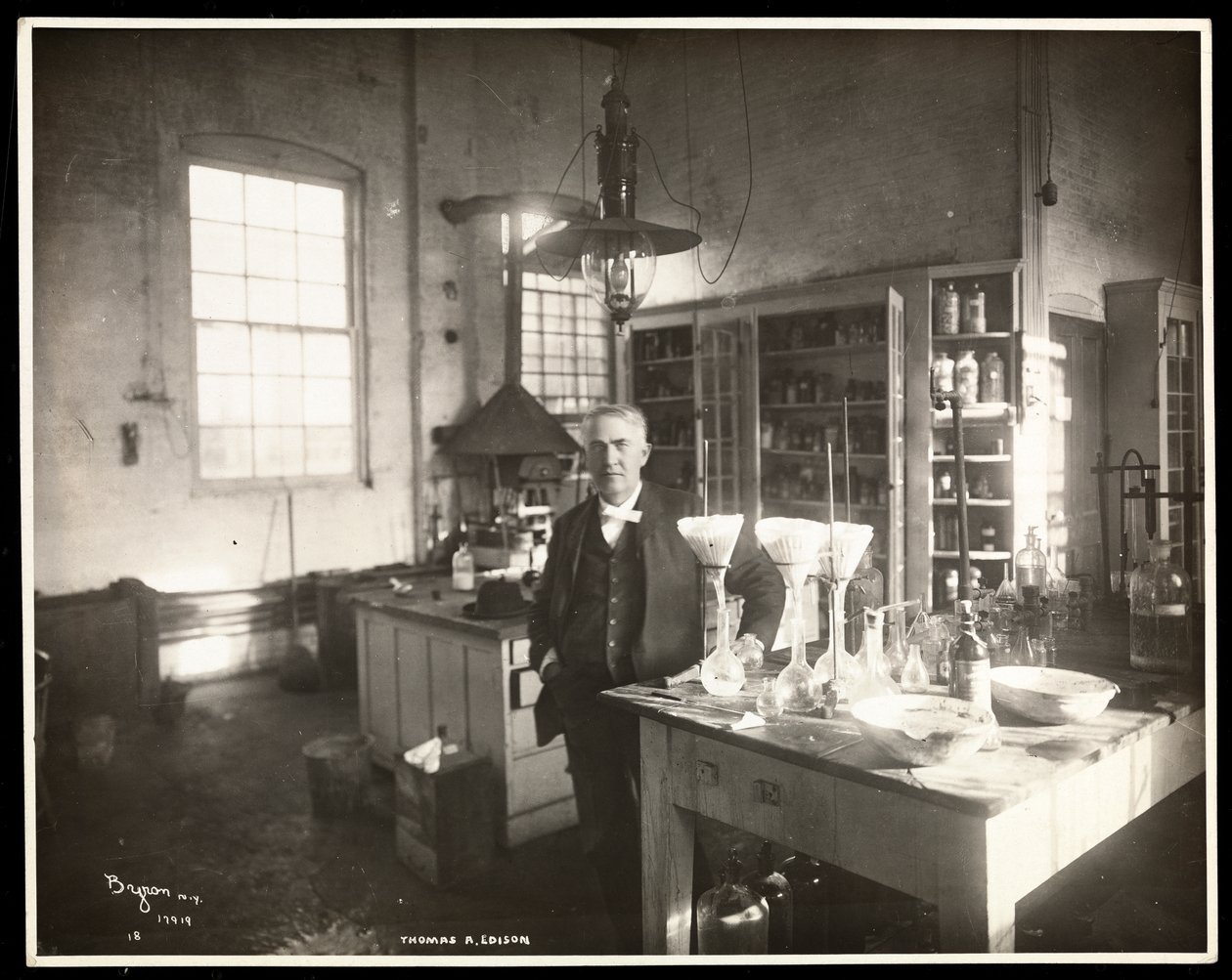 Thomas Edison dans son laboratoire, 1920 - Byron Company