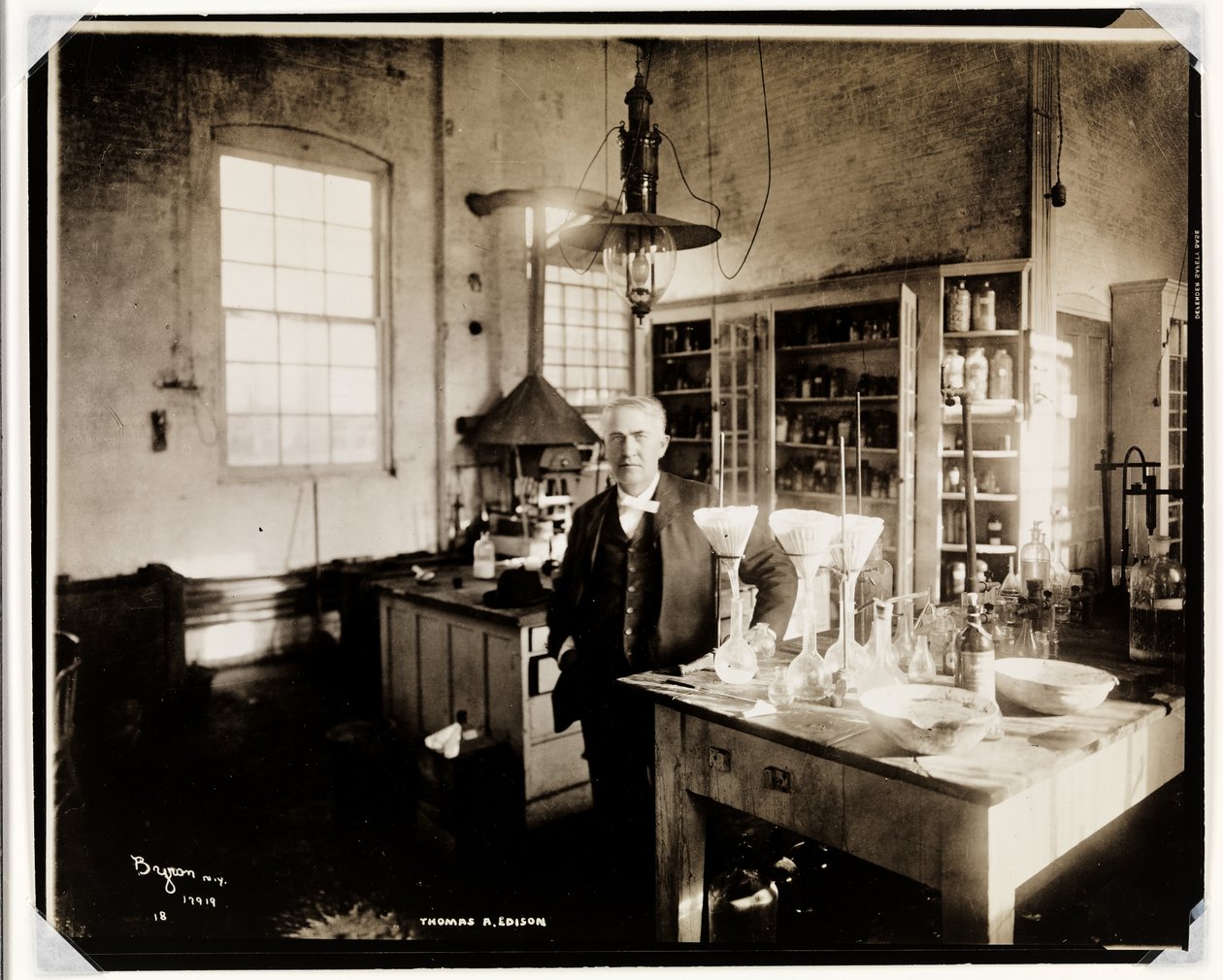 Thomas Edison dans son laboratoire, 1920 - Byron Company