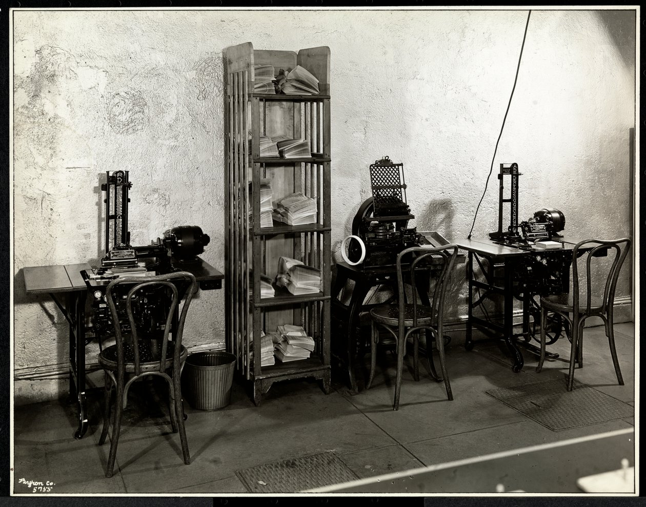Trois machines à adresser dans le bureau de la blanchisserie Carolyn au 111 East 128th Street, East Harlem, New York, 1929 - Byron Company