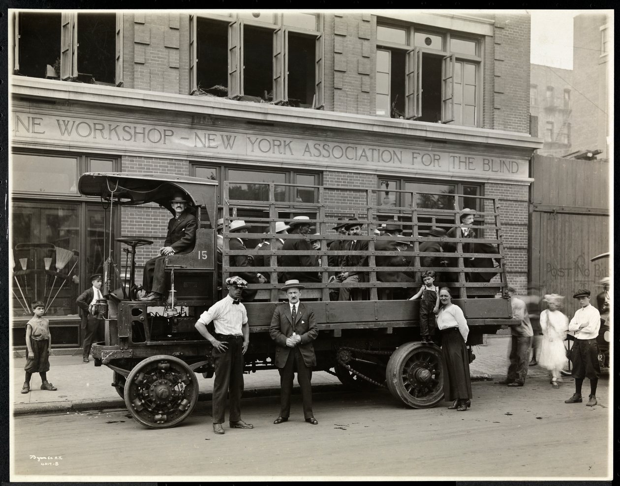 Camion de non-voyants prêts à partir pour un pique-nique depuis le Bourne Memorial Building, New York, 1920 - Byron Company
