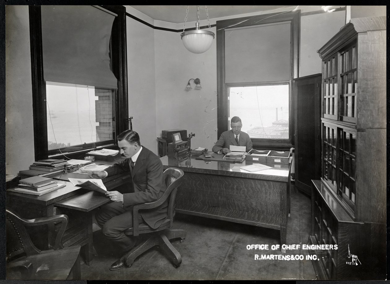 Deux hommes dans le bureau des ingénieurs en chef de R. Martens und Co. Inc, New York, 1916 ou 1917 - Byron Company
