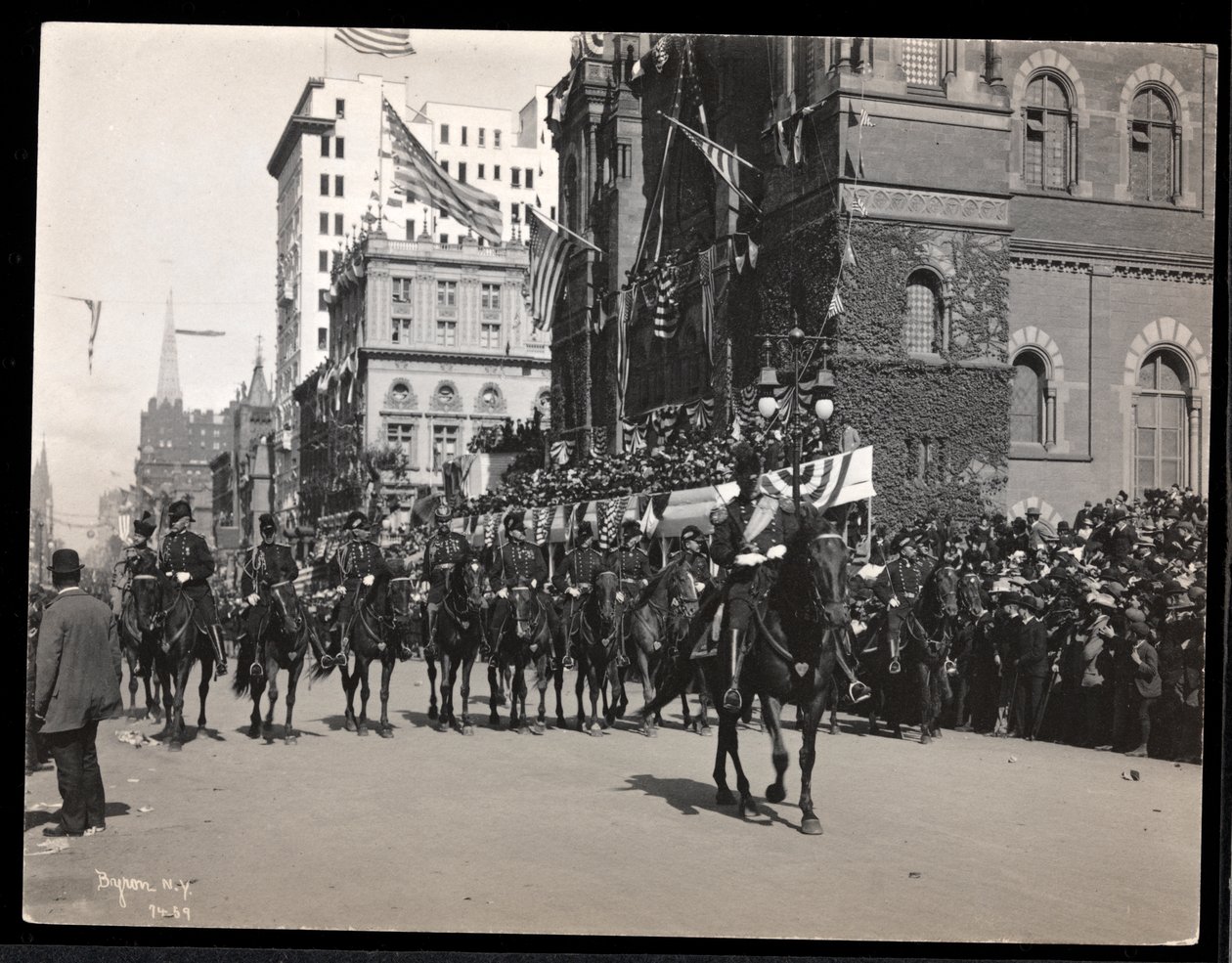 Vue du général Roe et du personnel du gouverneur à cheval lors du défilé Dewey sur la Cinquième Avenue, New York, 1938 - Byron Company
