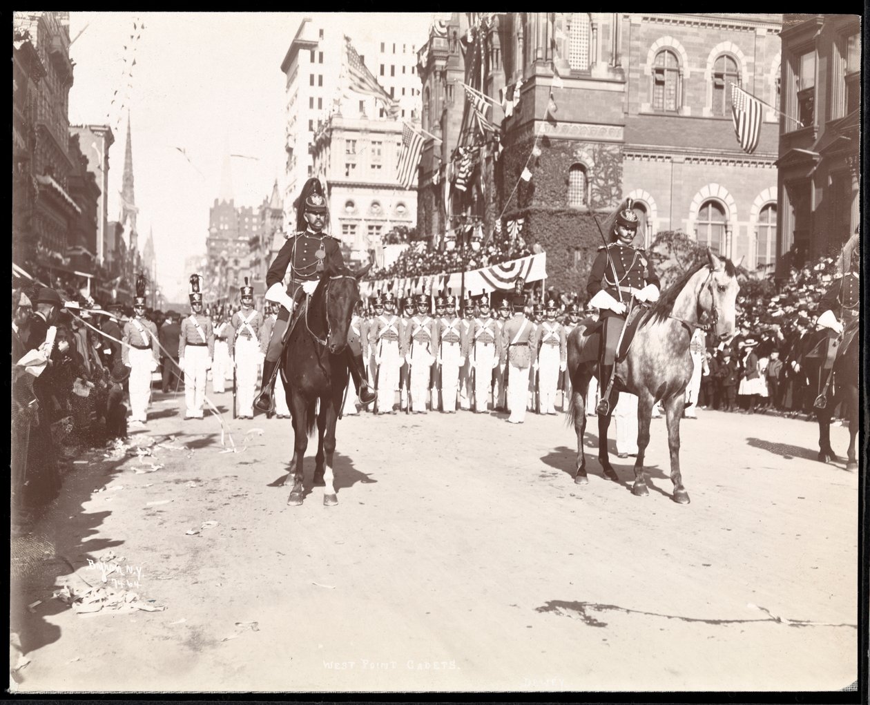 Vue des cadets de West Point dans le défilé Dewey sur la Cinquième Avenue, New York, 1899 - Byron Company