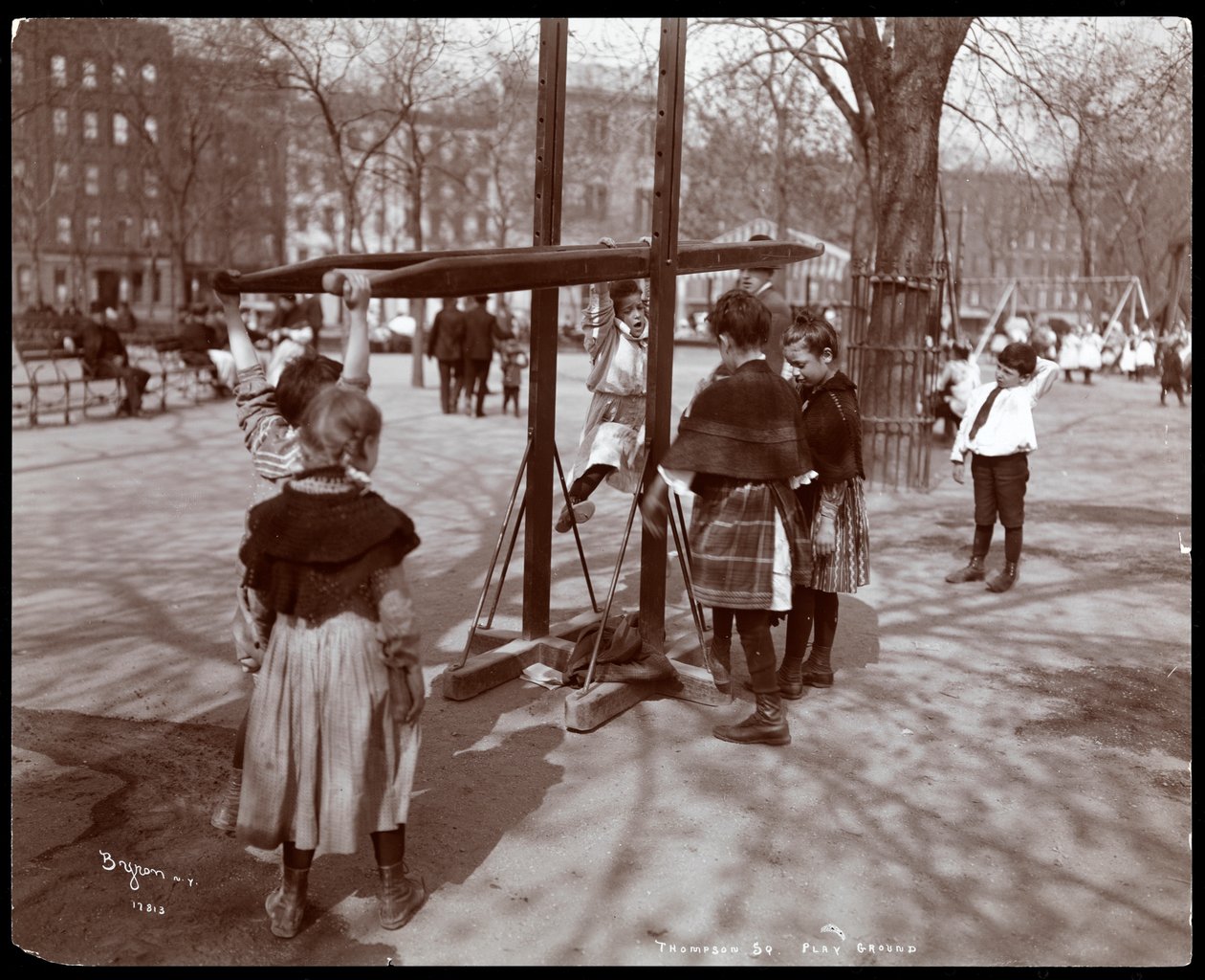 Vue des enfants jouant sur les équipements de terrain de jeu à Tompkins Square Park, le Jour de l