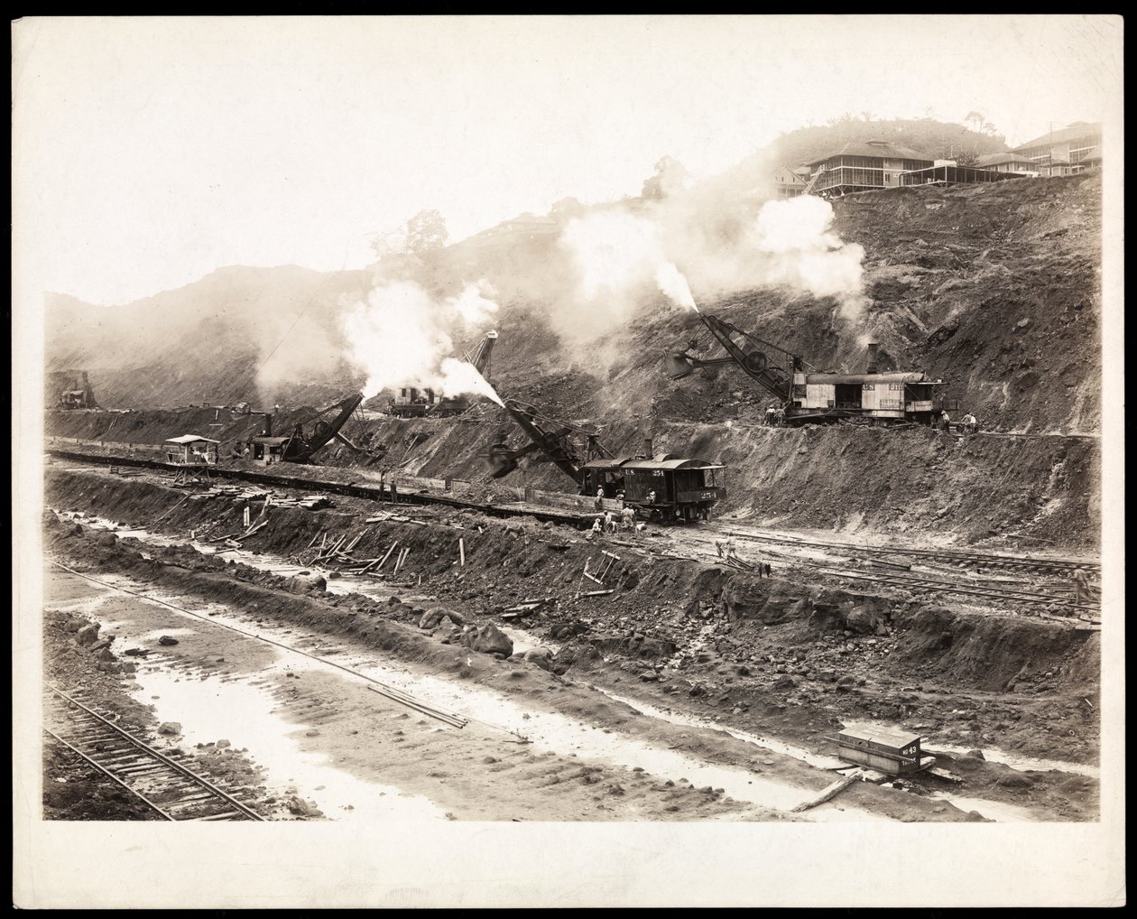 Vue de grandes machines de creusement travaillant à la construction du canal de Panama, 1912 ou 1913 - Byron Company