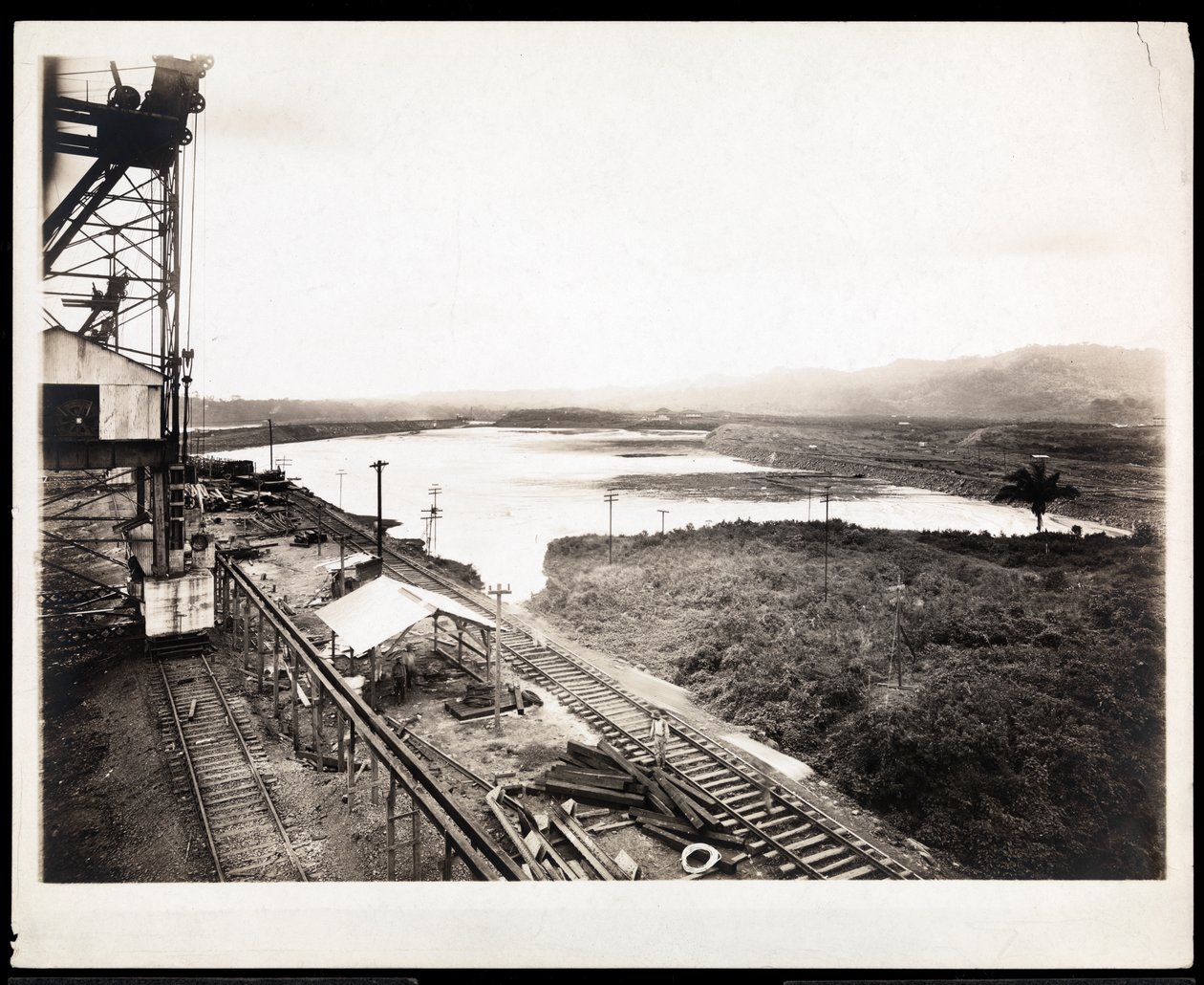 Vue des voies ferrées et des machines lors de la construction du canal de Panama, 1912 ou 1913 - Byron Company