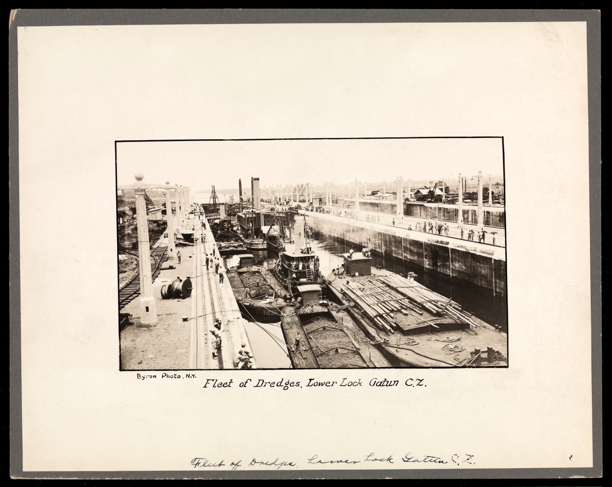 Vue des écluses de Gatun sur le canal de Panama, pendant la construction, 1912 ou 1913 - Byron Company