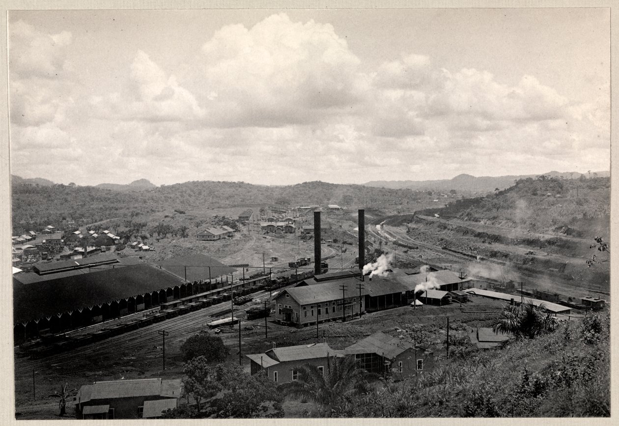 Vue de la gare de triage et des bâtiments industriels près de la construction du canal de Panama, 1912 ou 1913 (tirage à la gélatine argentique) - Byron Company
