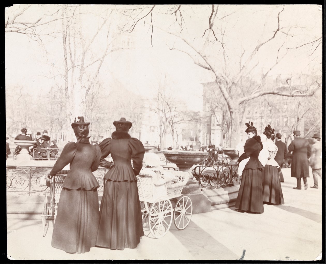 Vue de femmes avec des landaus à une fontaine dans Madison Square Park, New York, vers 1905 - Byron Company