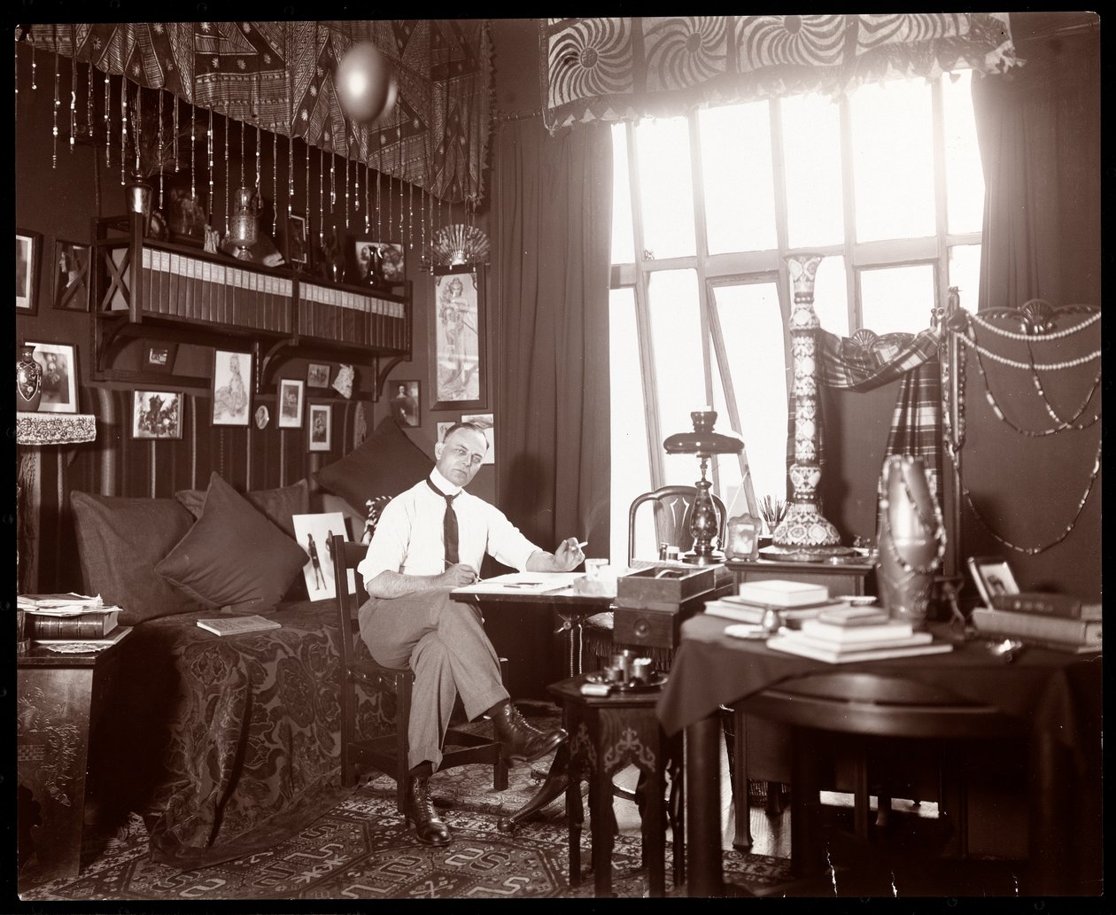 Will R. Barnes dessinant dans son studio, vers 1900 - Byron Company