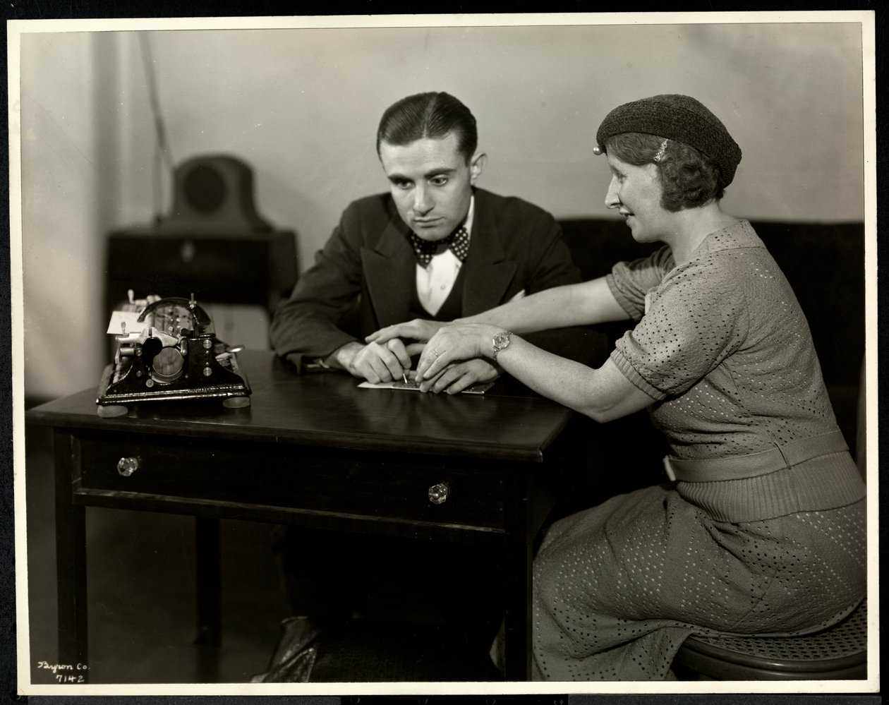 Femme apprenant à un homme aveugle à lire le braille à l