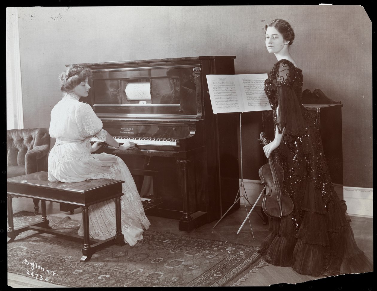 Femmes jouant du piano mécanique et du violon, New York, 1907 - Byron Company