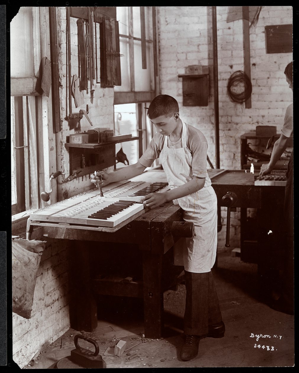 Un jeune homme travaillant dans l