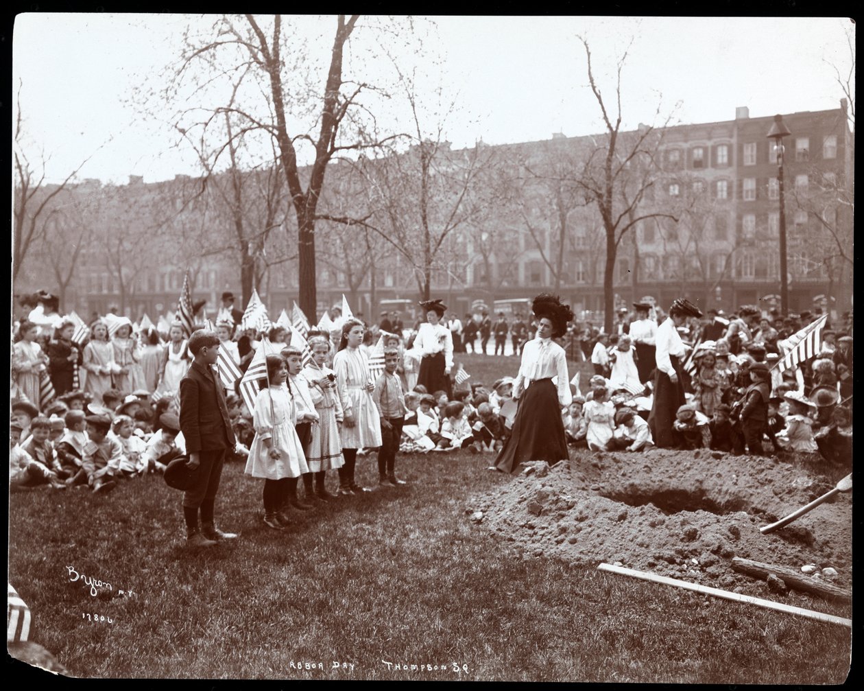 Adultes et enfants tenant des drapeaux autour d