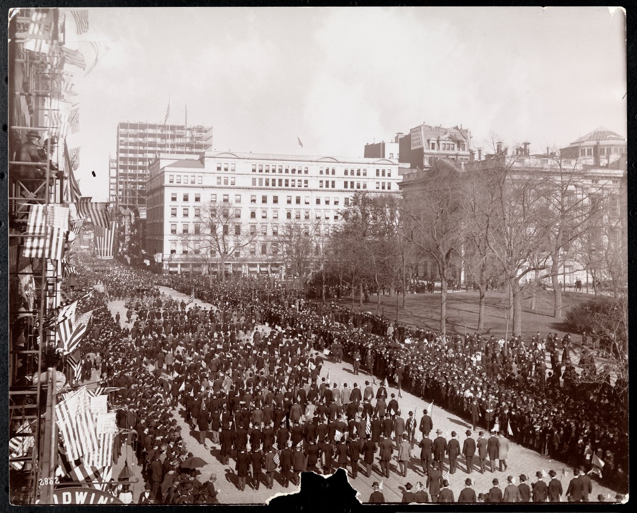 Vue aérienne des hommes marchant dans le défilé de l