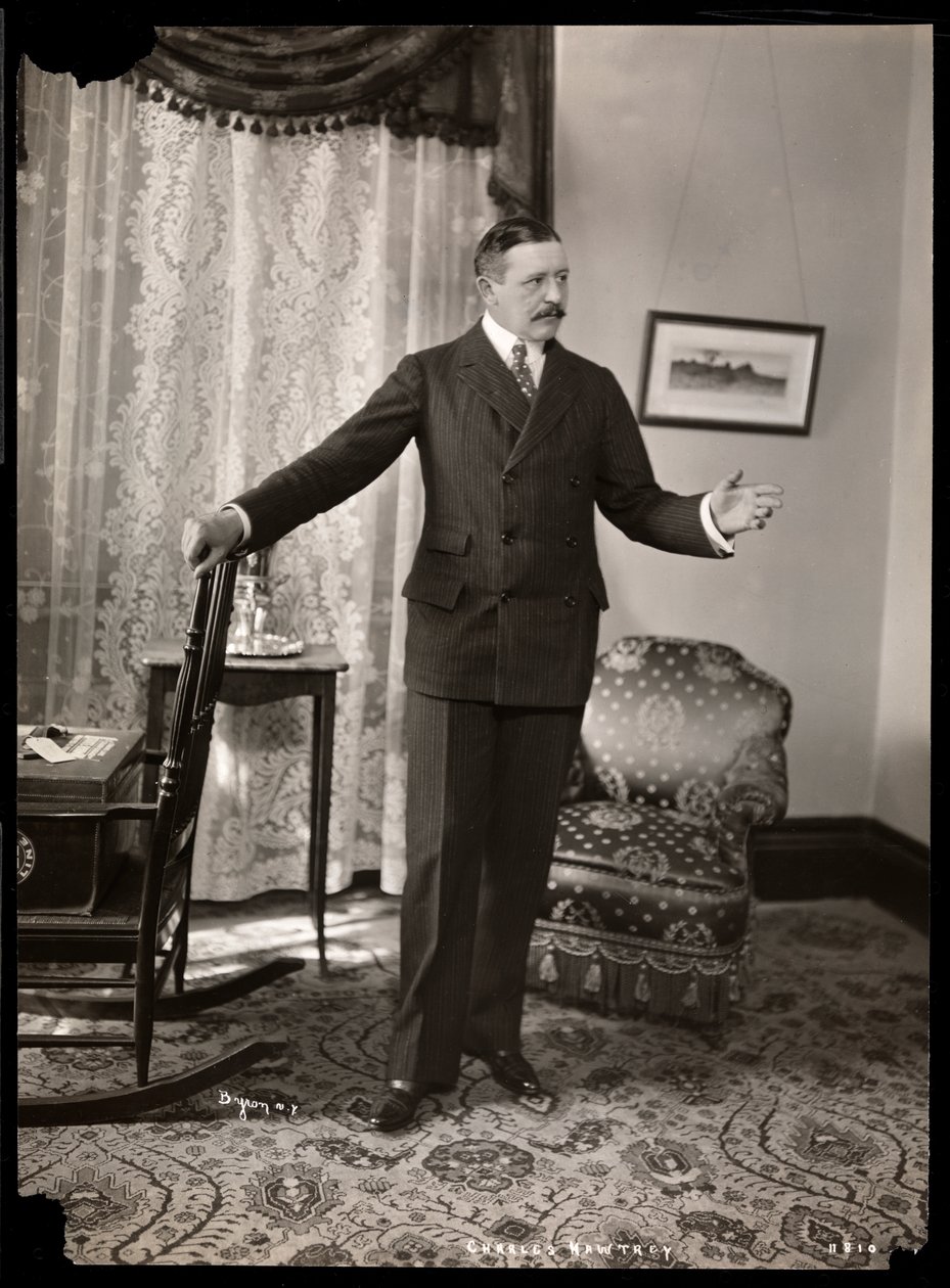 Charles Hawtrey dans son appartement à Holland House sur Fifth Avenue, New York, 1901-2 - Byron Company