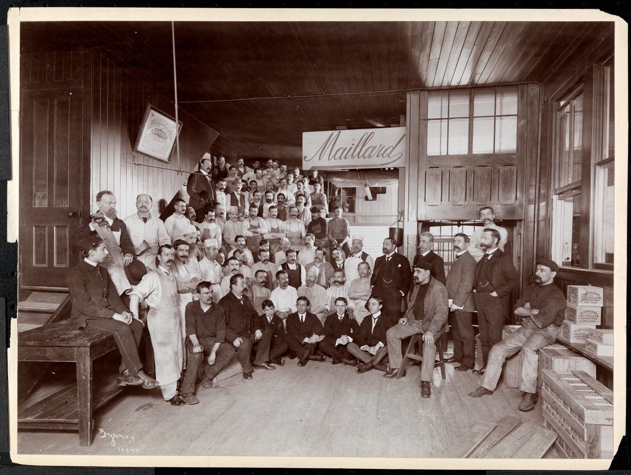 Portrait de groupe des employés masculins, probablement avec M. Maillard, chez Maillard