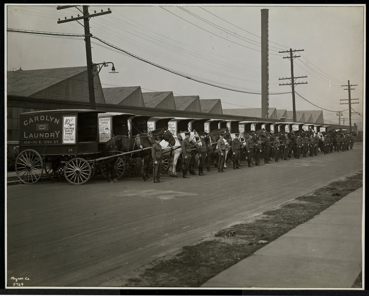 Chariots de livraison à cheval garés devant la blanchisserie Carolyn au 111 East 128th Street, East Harlem, New York, 1929 - Byron Company