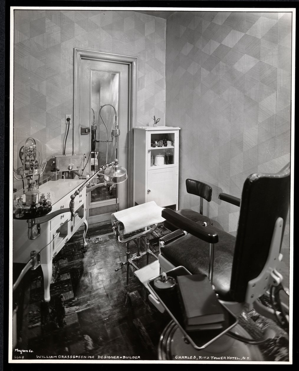Vue intérieure de la salle de pédicure au salon de beauté Charles of the Ritz dans le Ritz Tower Hotel, Park Avenue et 57th St, New York, 1932 - Byron Company