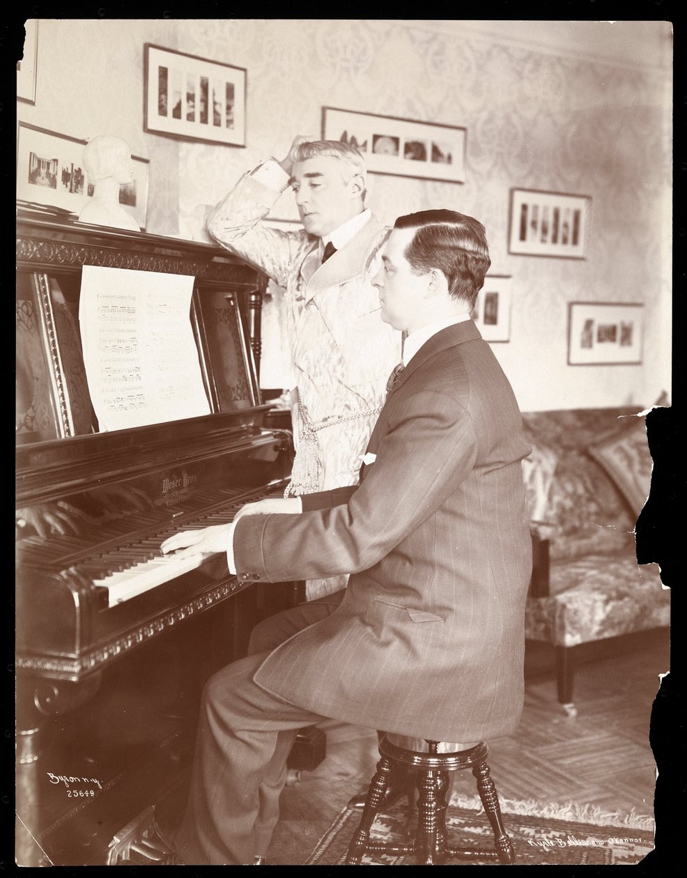 Kyrle Bellew et un ami au piano chez Bellew, 1908 - Byron Company