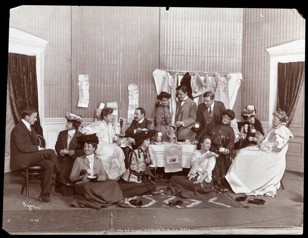 Mme G.G. Haines, Tea Party dans la salle de bain, 1902 - Byron Company