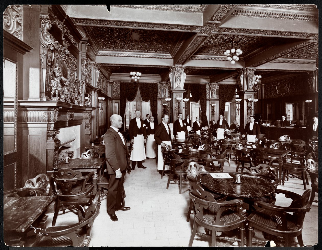 Serveurs dans un café à l