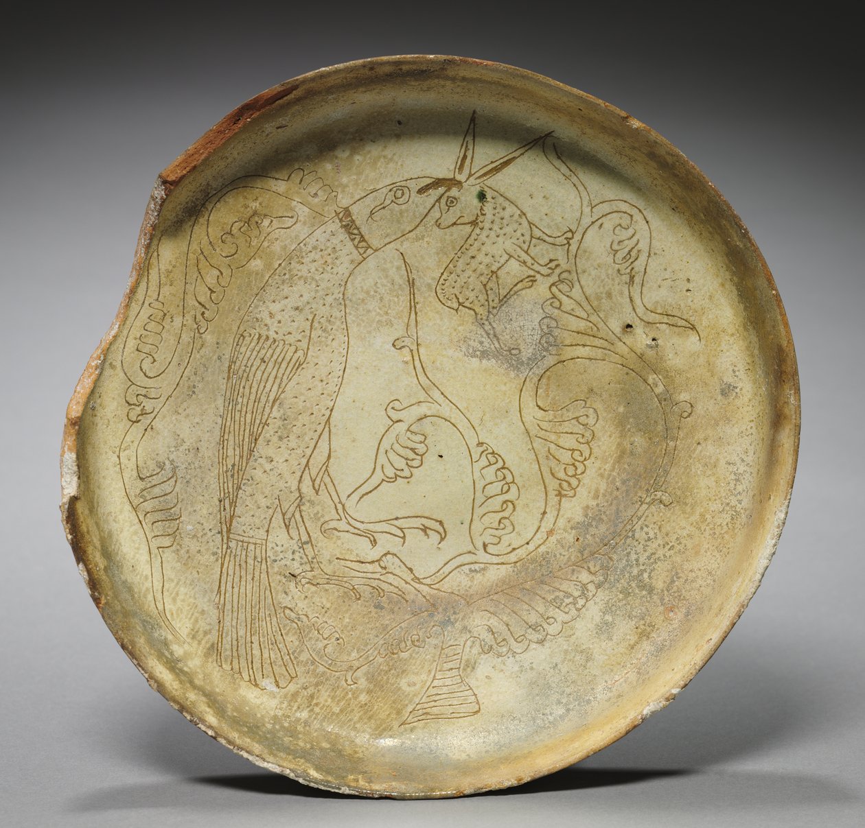 Assiette creuse avec faucon, lapin et feuillage, 1100s - Byzantine
