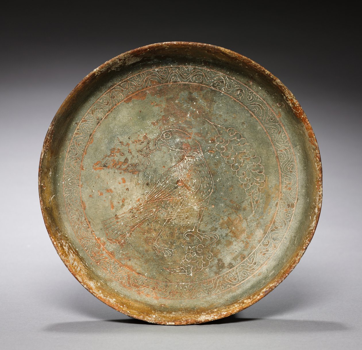 Assiette creuse avec faucon et feuillage, années 1100 - Byzantine