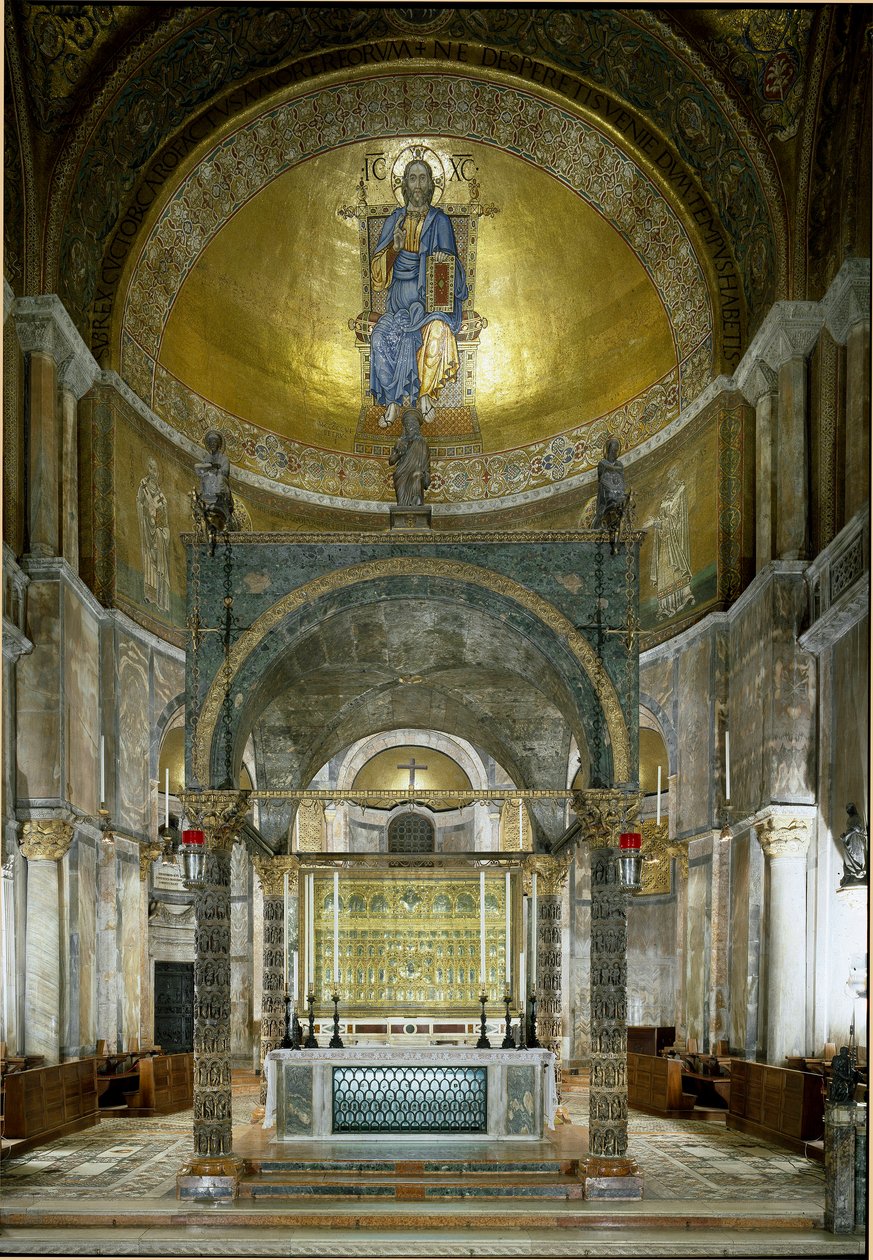 Architecture byzantine : le presbytère. Le maître-autel, le ciborium avec des colonnes d