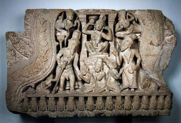 Fronton montrant Parvati et Shiva, style Bayon, de Preah Pithu, Angkor, début du XIIIe siècle (grès) - Cambodian Cambodian