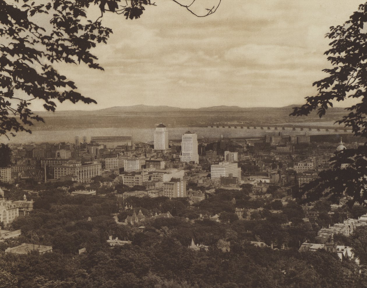 Panorama de Montréal, sections centrale et occidentale (photo n/b) - Canadian Photographer