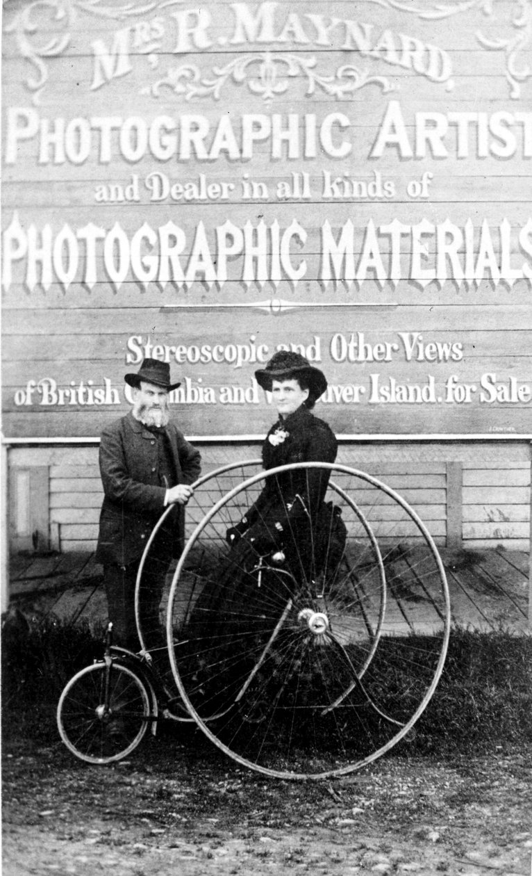 Richard et Hannah Maynard devant le studio de Mme Maynard, années 1880 - Canadian Photographer