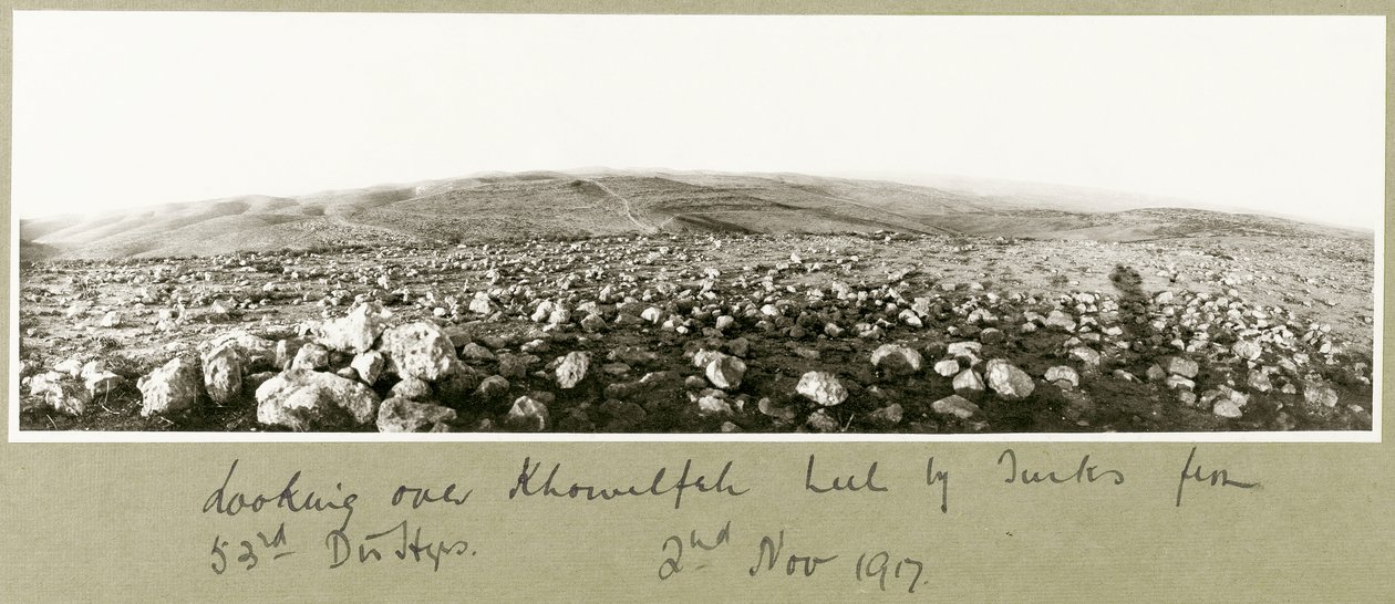 Regardant au-dessus de Khuwelfeh tenu par les Turcs, 2 novembre 1917 - Capt. Arthur Rhodes