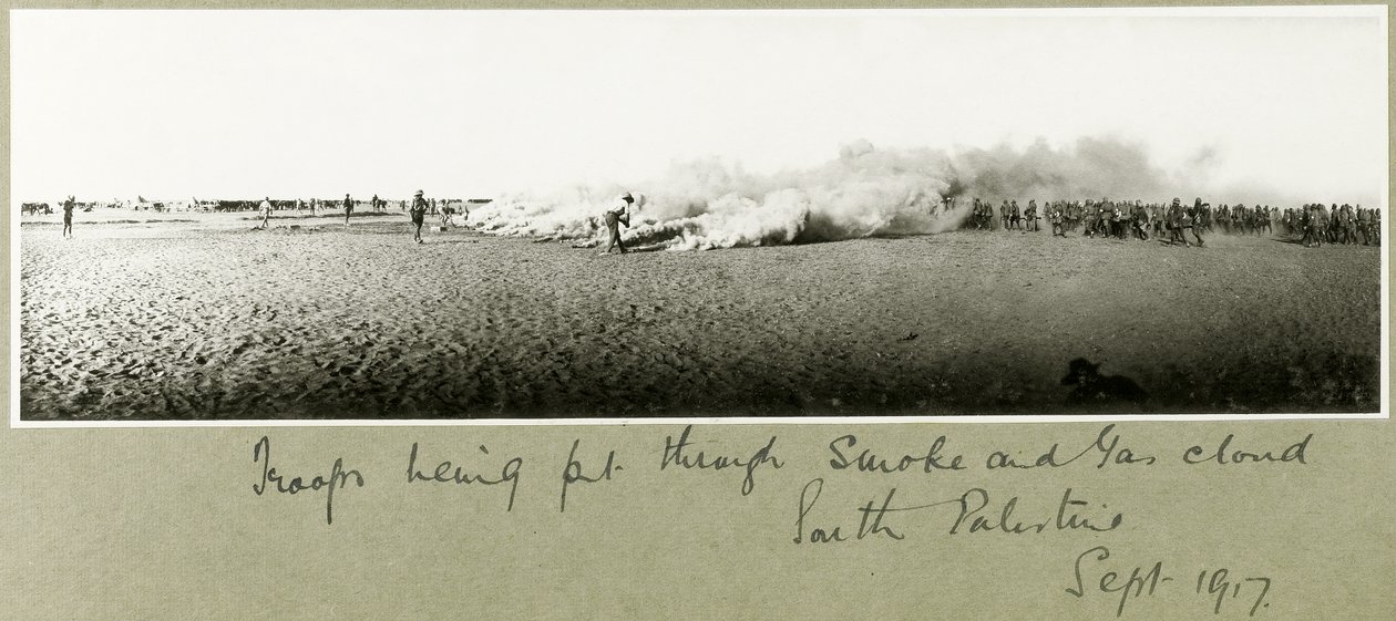 Troupes traversant une fumée et un nuage de gaz, Palestine du Sud, septembre 1917 - Capt. Arthur Rhodes
